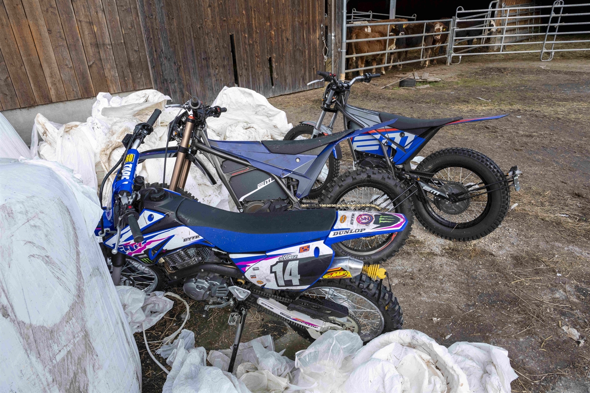 Drei Motorräder zwischen Siloballen auf Bauernhof