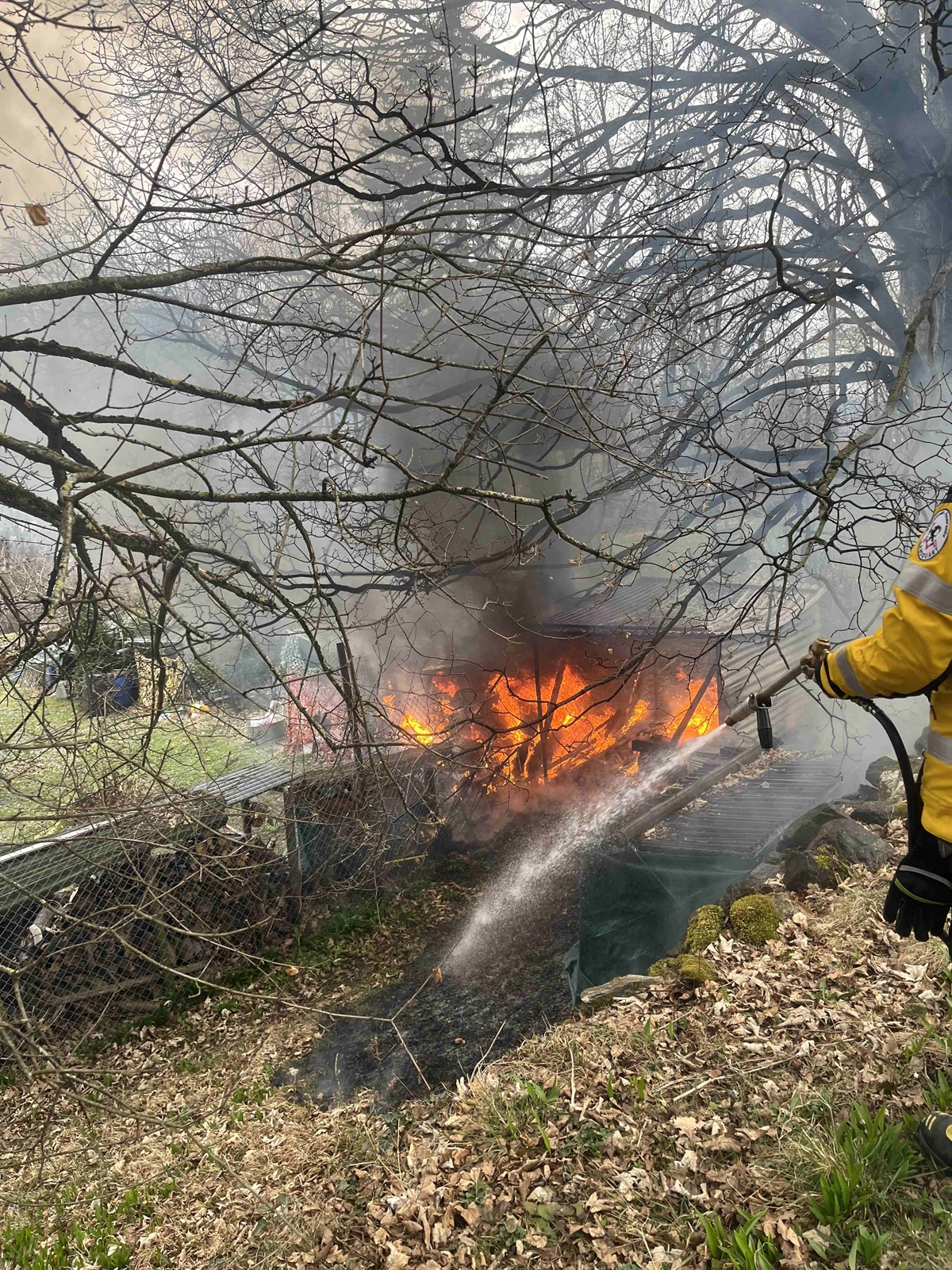 In Brand stehender Unterstand