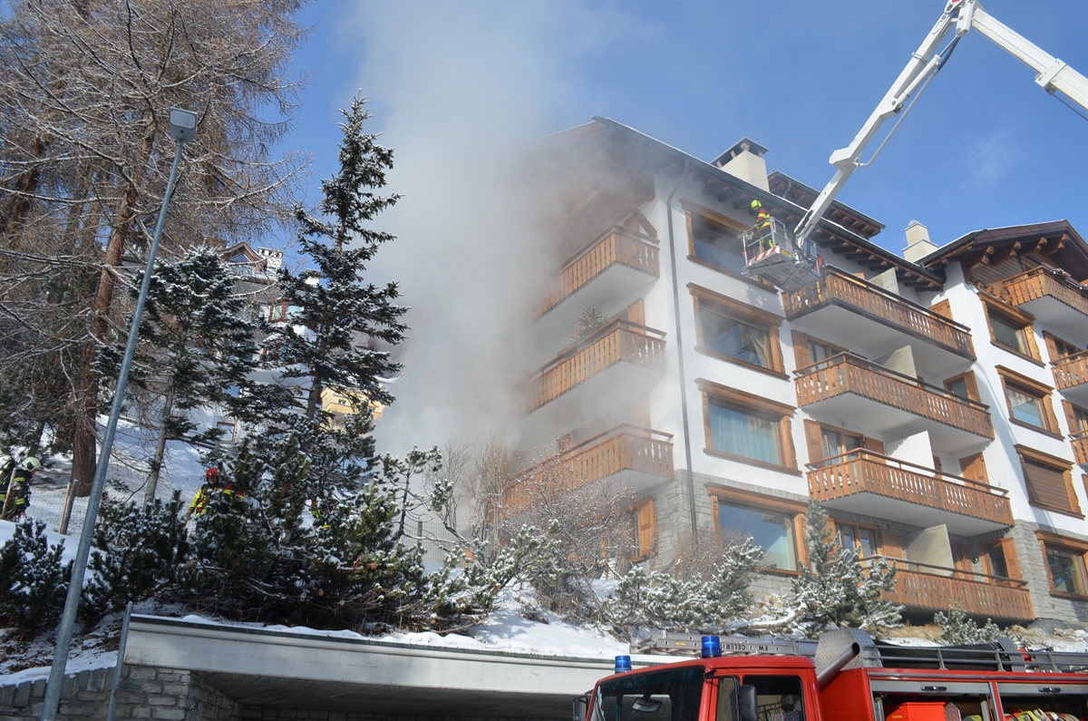 Feuerwehrmann auf Leiter des Tlf, rauchendes MFH
