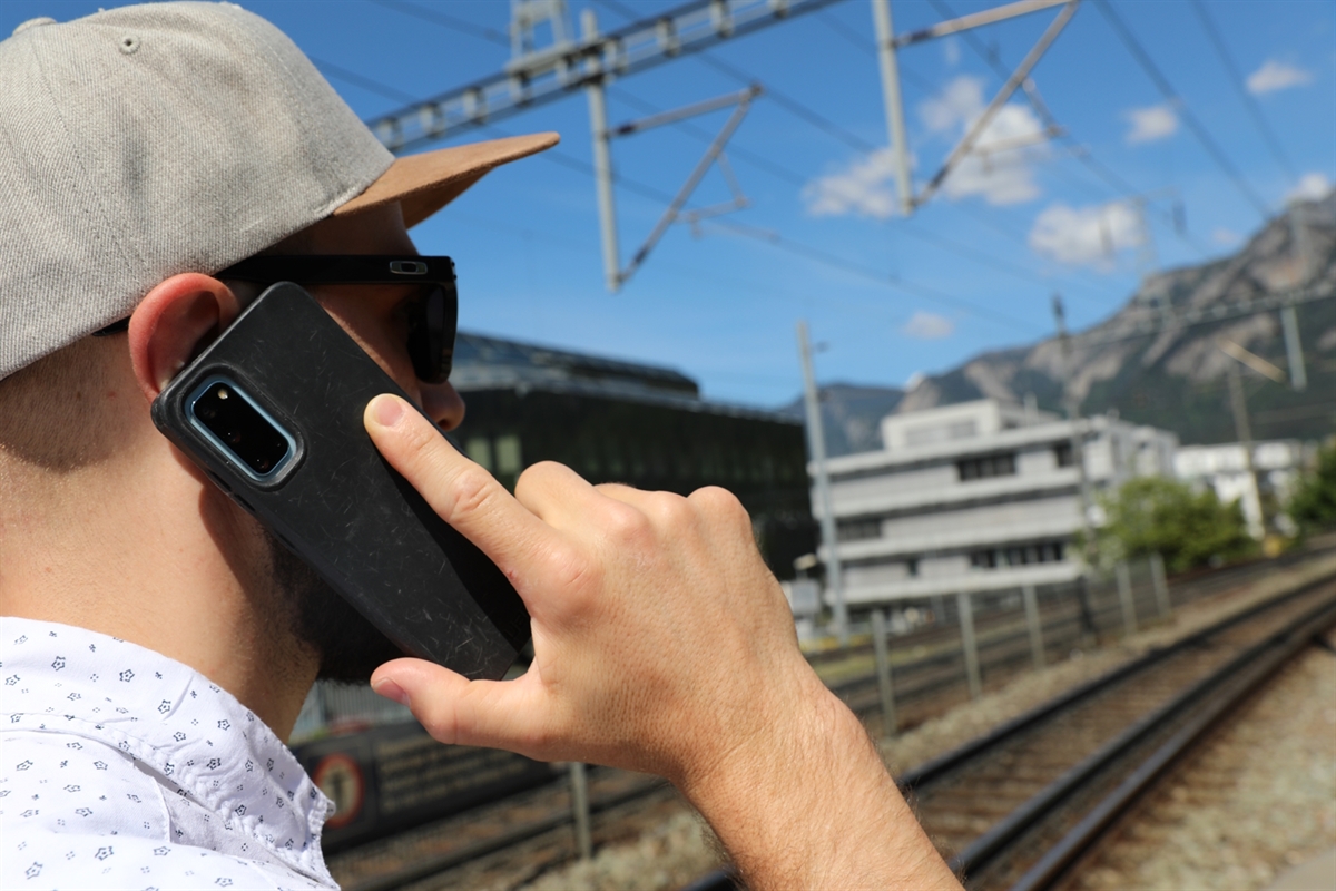 Ein Mann, der am telefonieren ist.