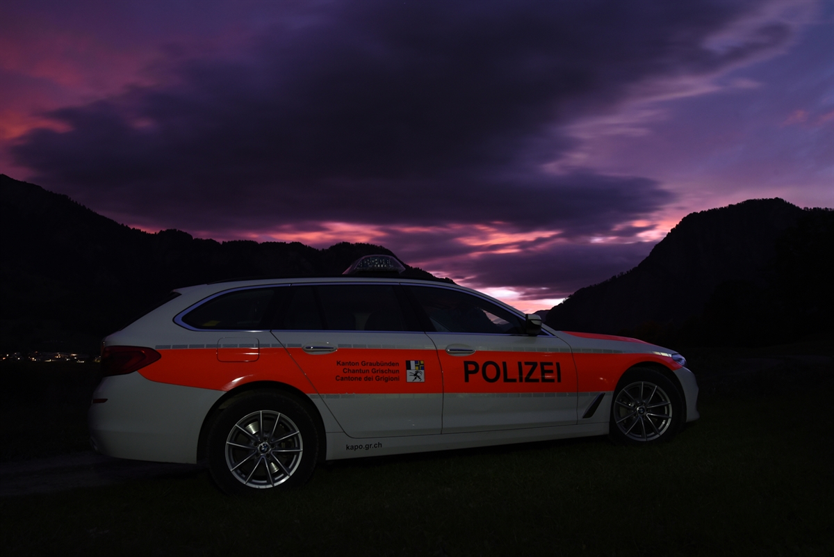 Ein Polizeifahrzeug in der Dunkelheit der Nacht.