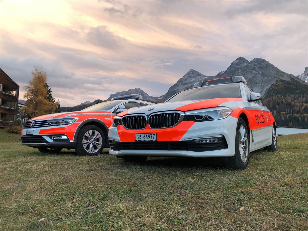 zwei Patrouillenfahrzeuge der Kantonspolizei Graubünden in abendlicher Bergstimmung