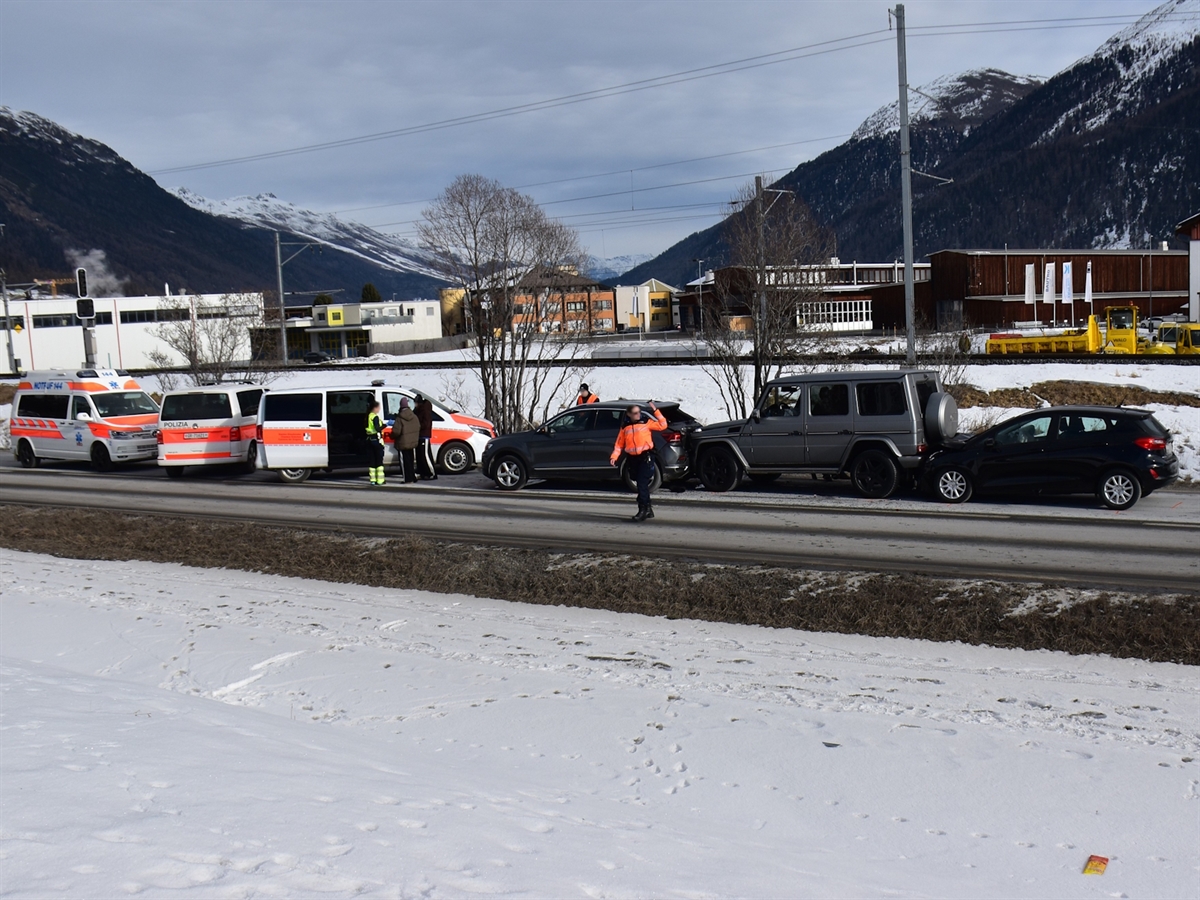 Die drei Unfallautos ineinander geschoben auf der Shell-Geraden. Links davon zwei Polizeiautos und ein Ambulanzfahrzeug.