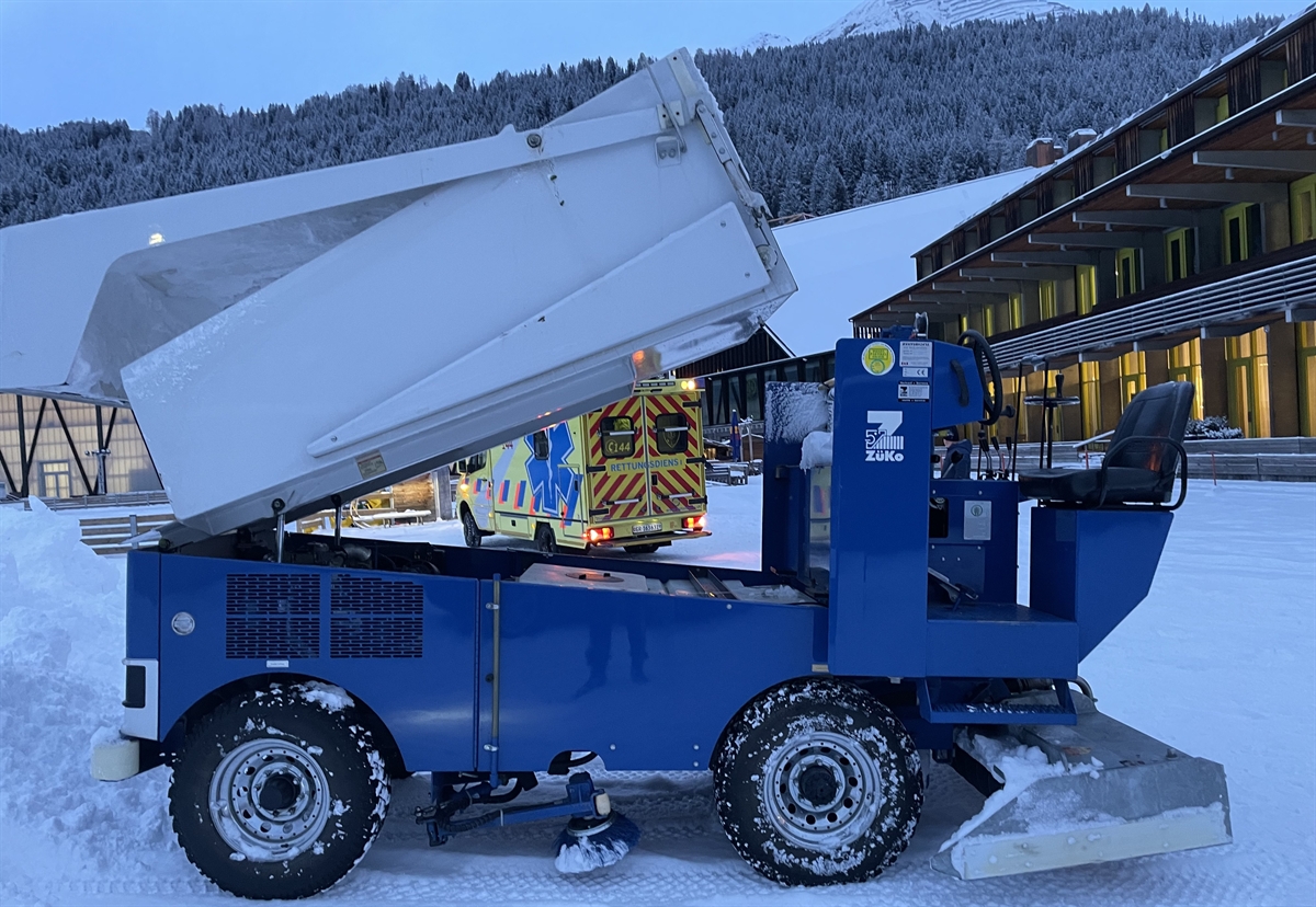 Eisbearbeitungsmaschine auf dem Eisfeld, im Hintergrund Rettungswagen