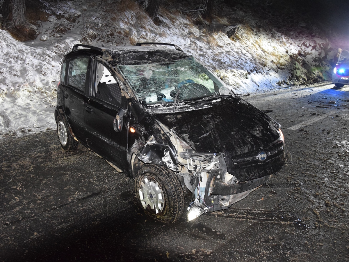 Der rundum stark beschädigte Kleinwagen auf winterlicher Strasse.
