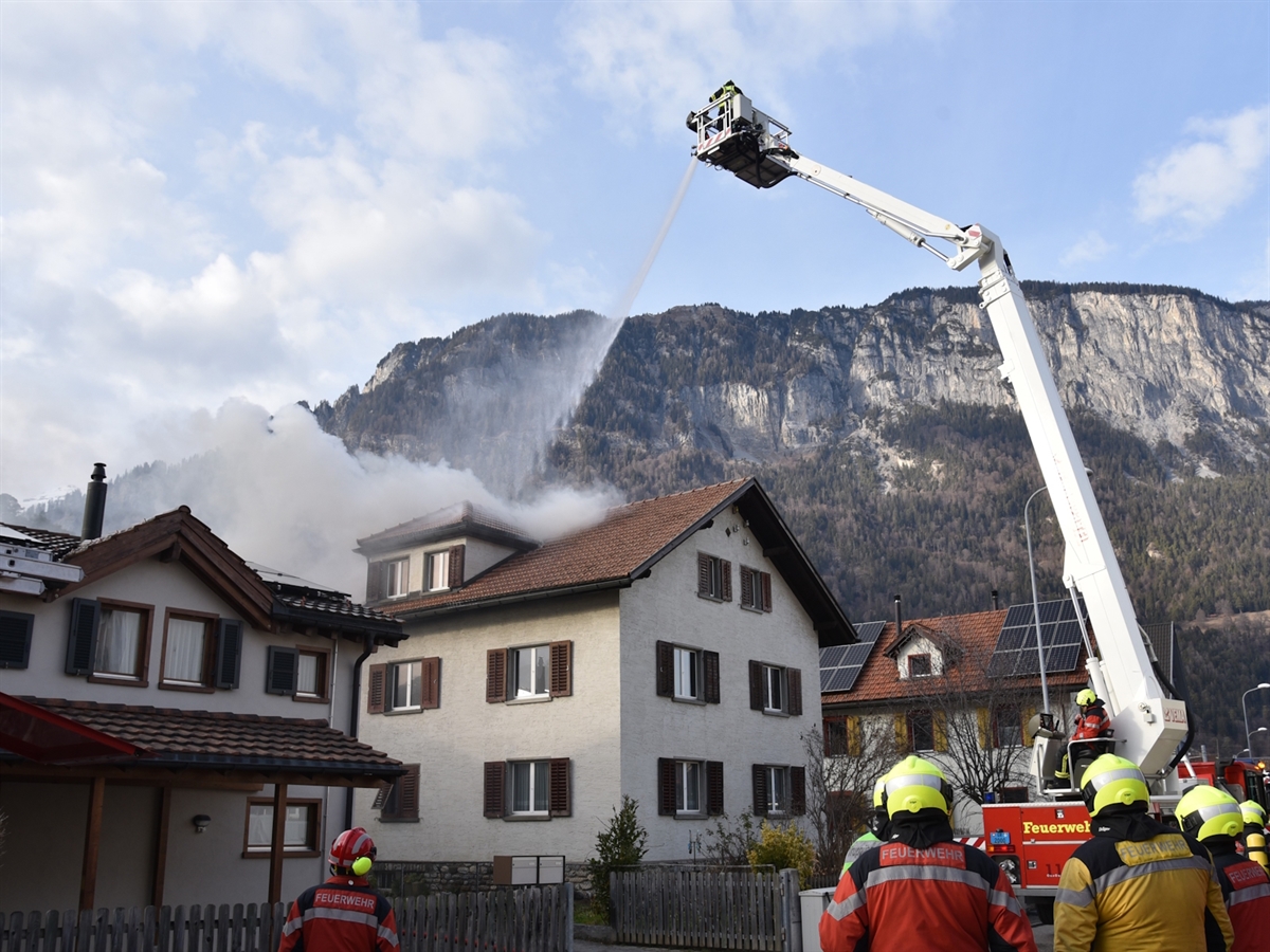 Löscharbeiten am Haus mit der Autodrehleiter.
