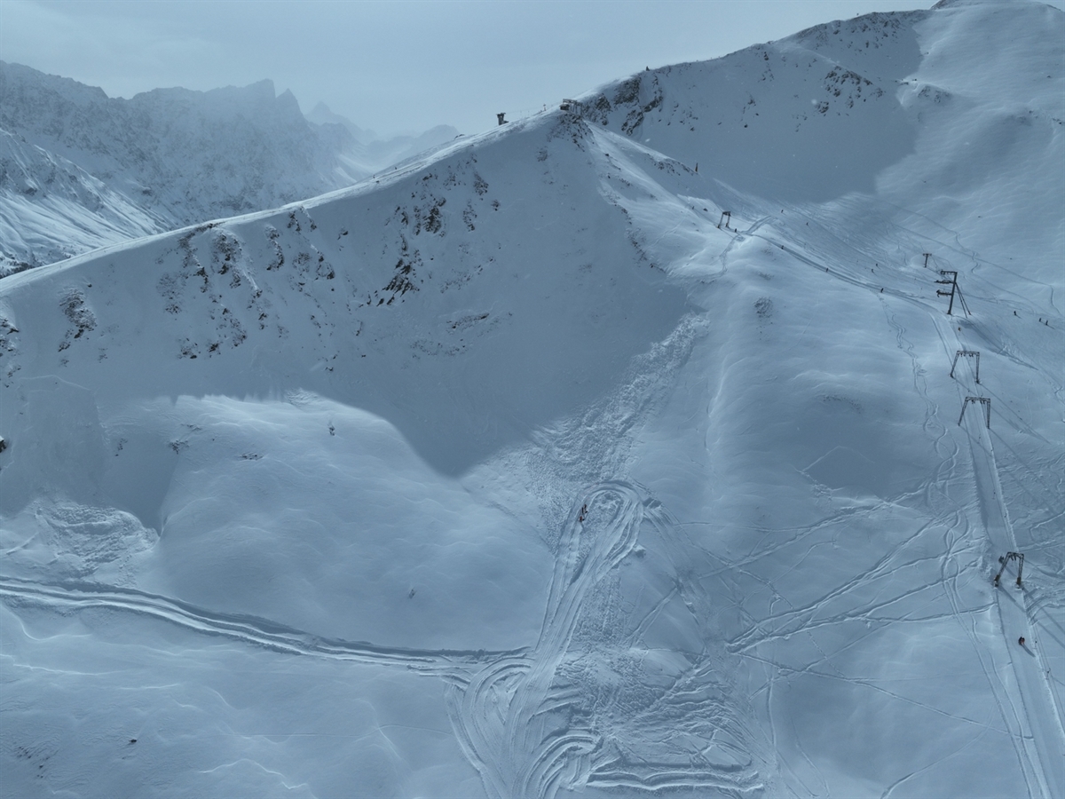 Die Flanke unterhalb des Piz Martegnas mit der Lawine in der Bildmitte. Am rechten Bildrand der Skilift Laritg.