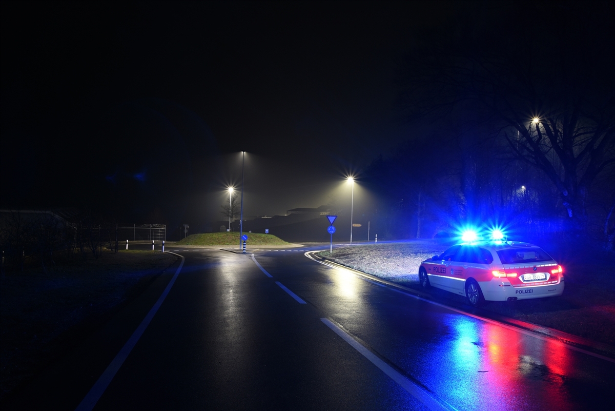 Ein Patrouillenfahrzeug mit Blaulicht im Dunkeln.