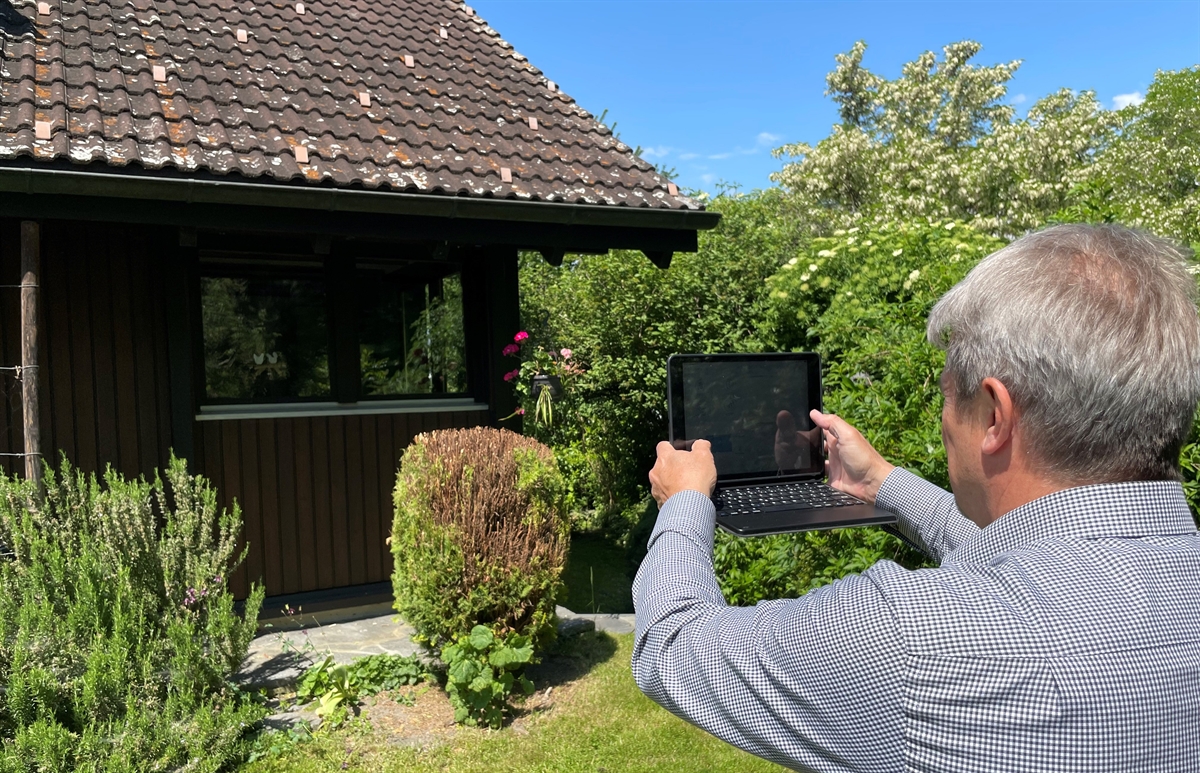 Fotoaufnahme eines Fenster beim Garten