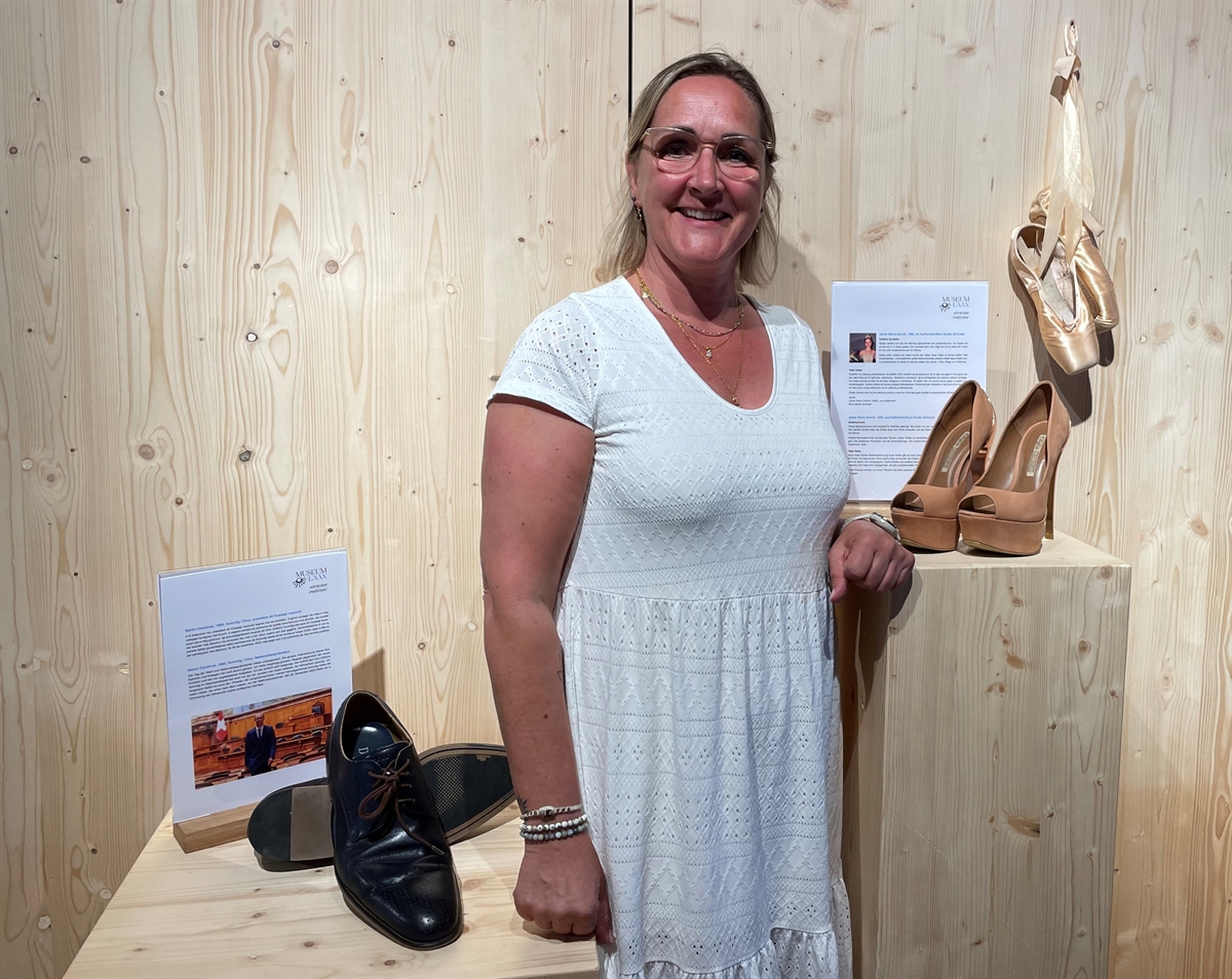 Romana Brunold zwischen ausgestellten Schuhen