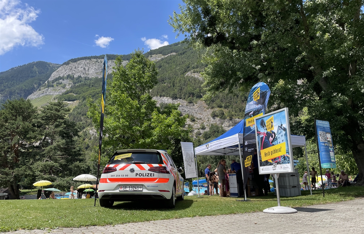 Stand und Polizeiauto im Freibad