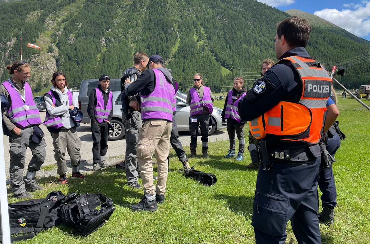 Che effetto fa indossare l'equipaggiamento di protezione del servizio d'ordine?