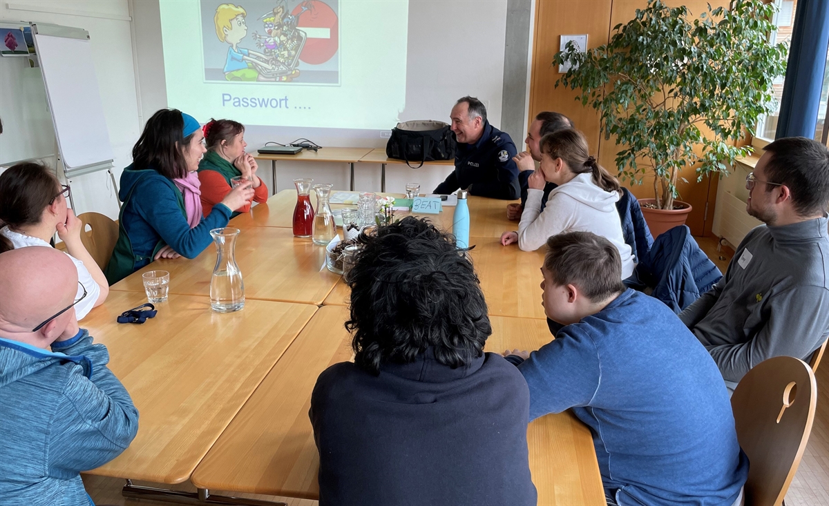 Instruktor am Tisch mit der Klasse