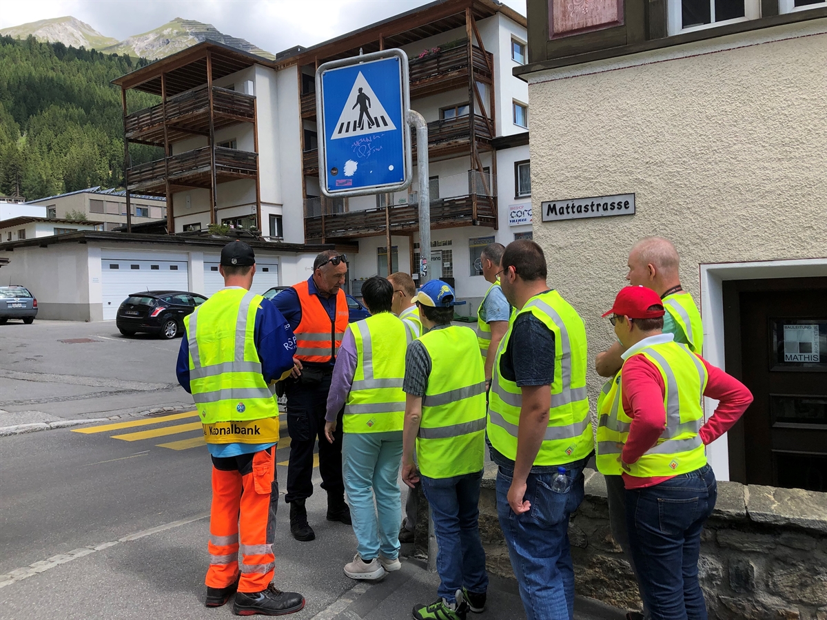 Verkehrsinstruktor erklärt am Strassenrand was geübt wird