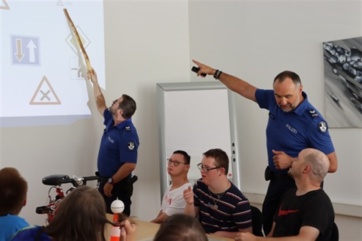 Unterricht im Klassenzimmer mit zwei Polizisten