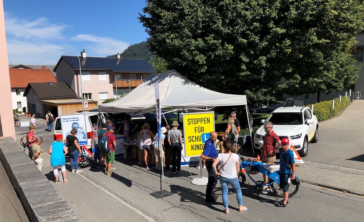 Stand mit Bevölkerung