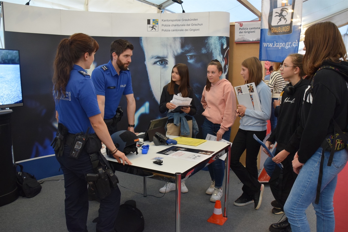Jugendliche am Polizeistand