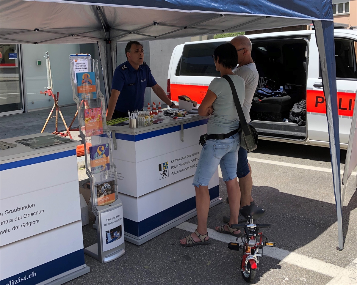 Stand mit zwei Besuchern