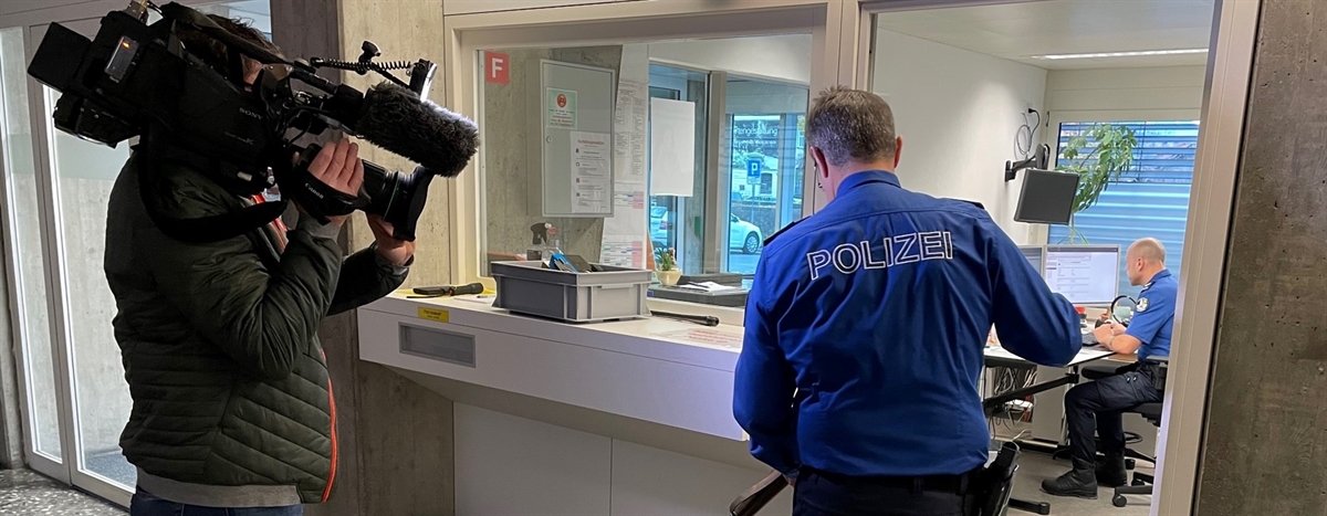 Kameramann filmt Waffenkontrolleur