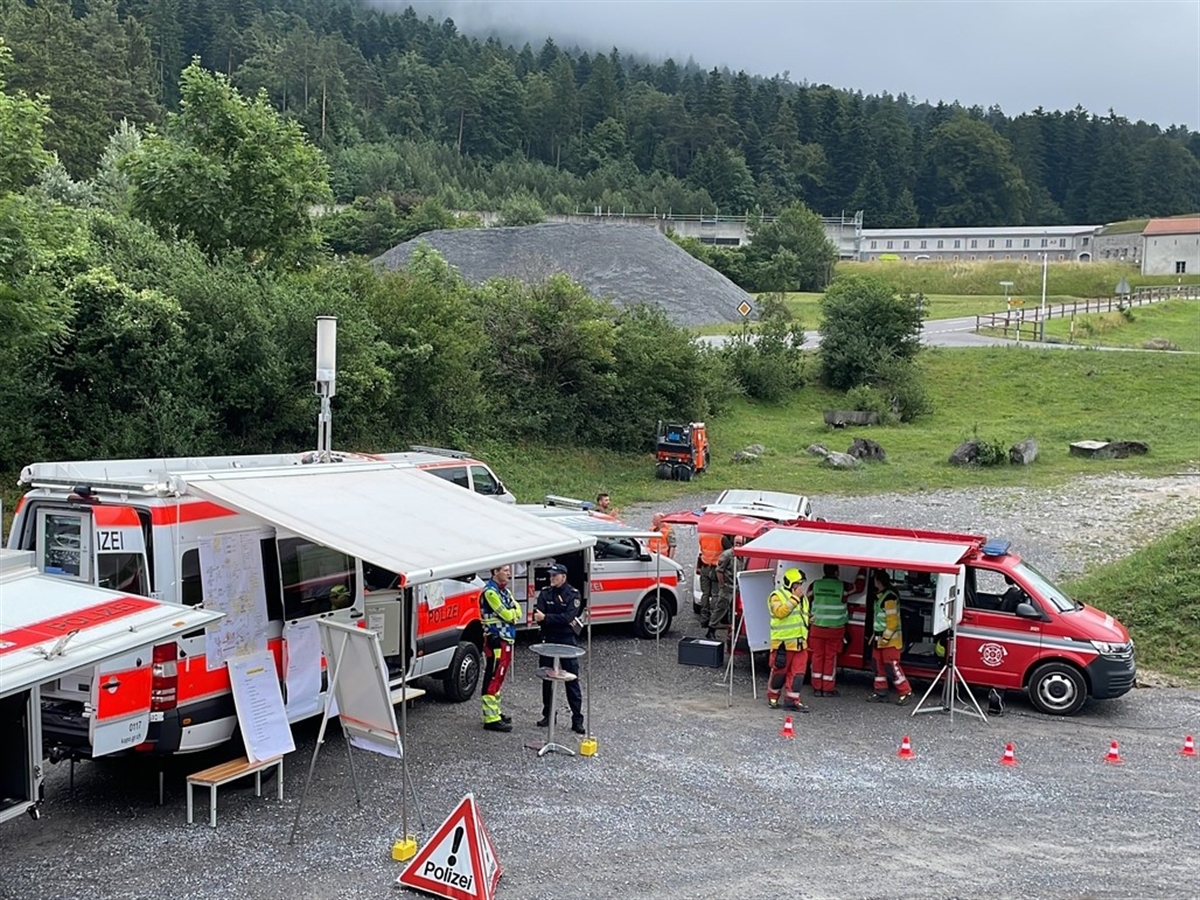 Einsatzleitfahrzeuge auf dem Übungsgelände