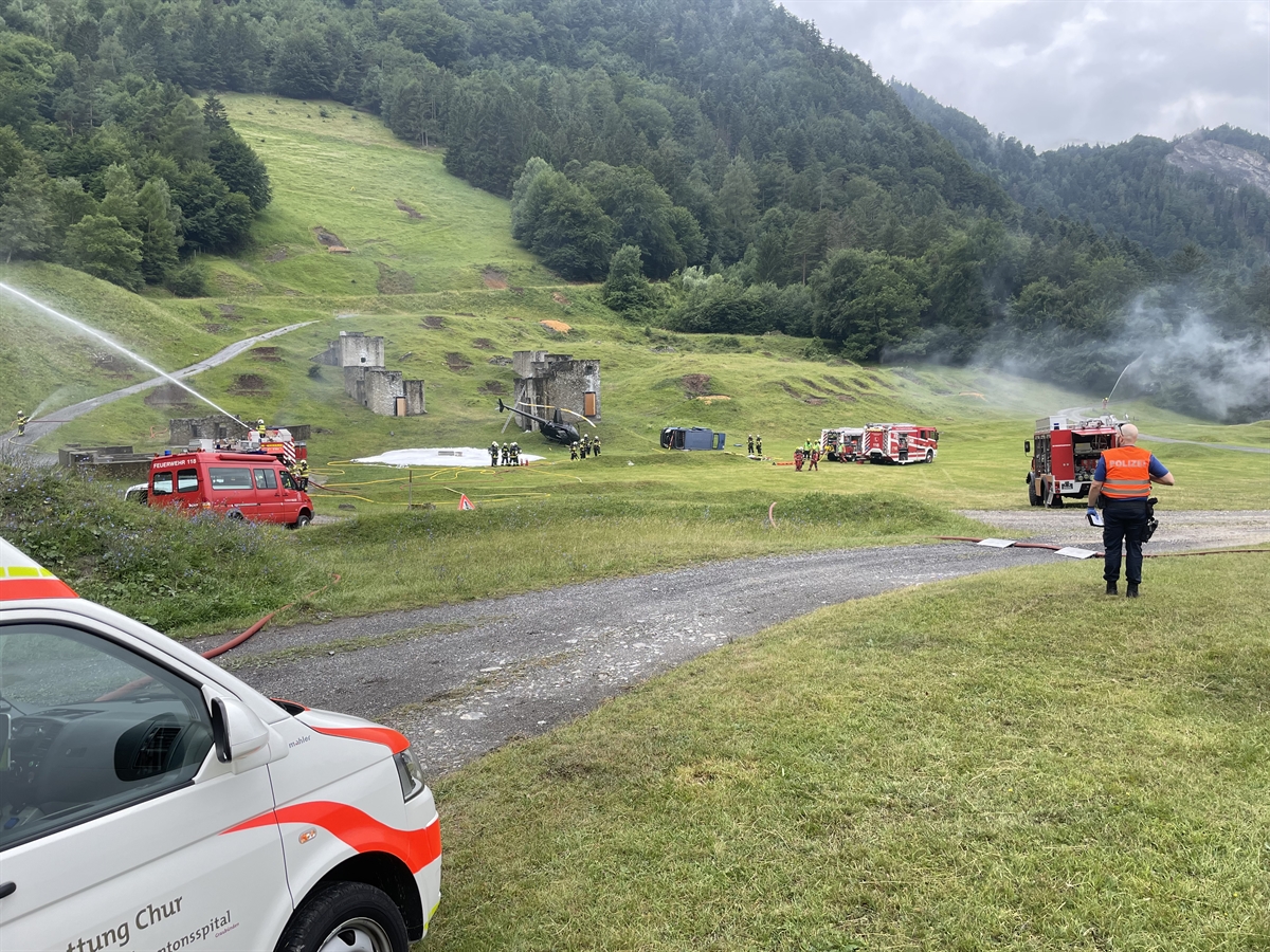 Überblick des Übungsgeländes mit Einsatzkräften bei der Arbeit