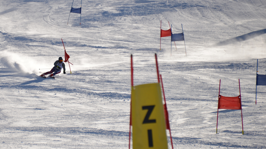 Ein Skiläufer in einem Tor des Riesenslalom