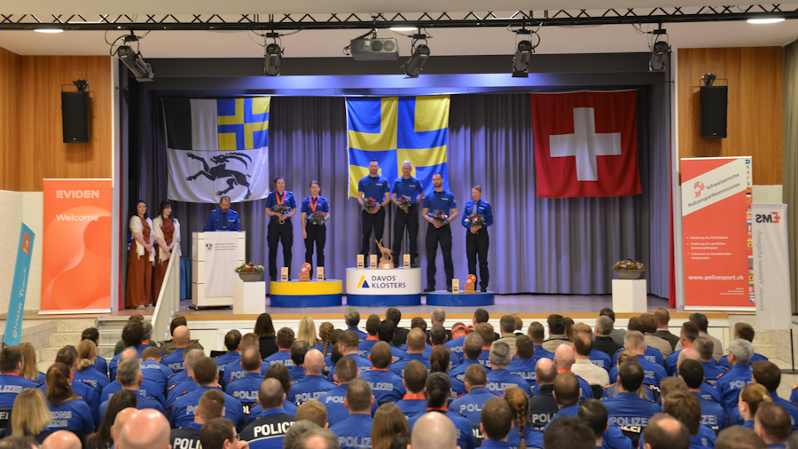 Die Schweizermeister an der Siegerehrung in der Aula