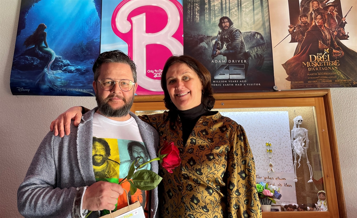 Hundeführer und Filmproduzentin mit roter Rose