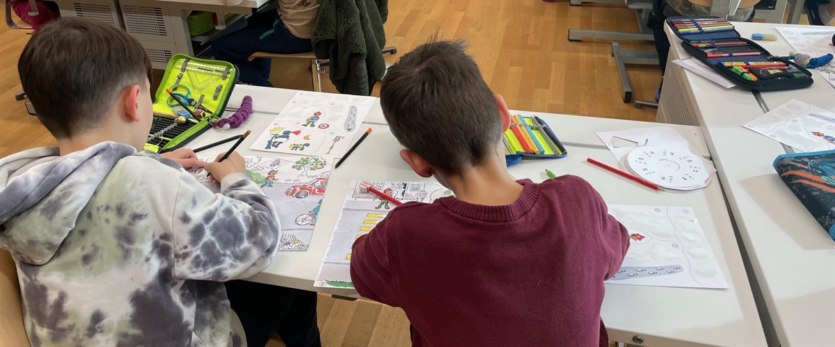 Die Kinder malen am Tisch