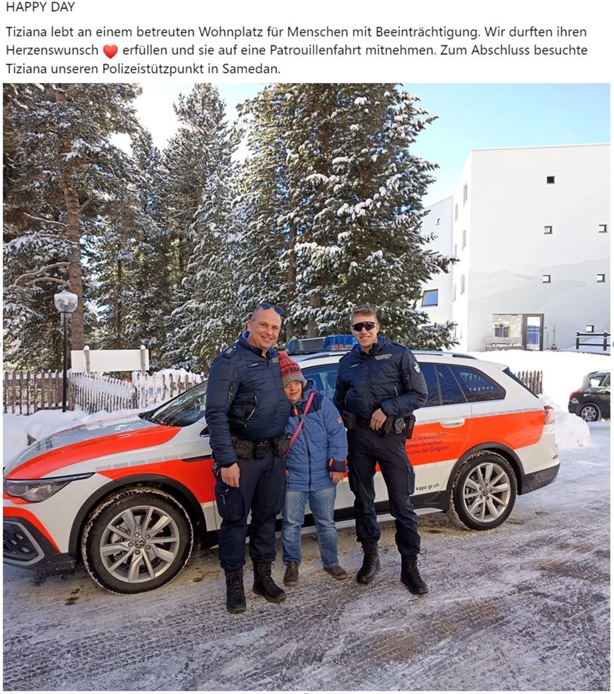 Zwei Polizisten und Tiziana vor einem Polizeiauto