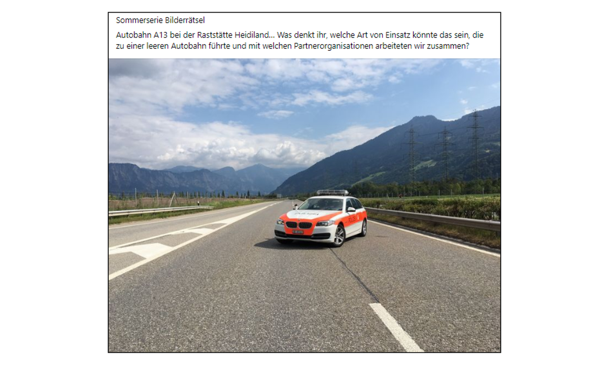 Ein Polizeiauto auf leerer Autobahn