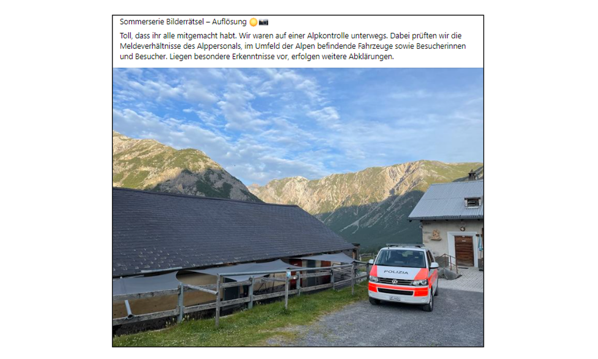 Ein auf einer Alp parkiertes Polizeiauto während einer Alpkontrolle
