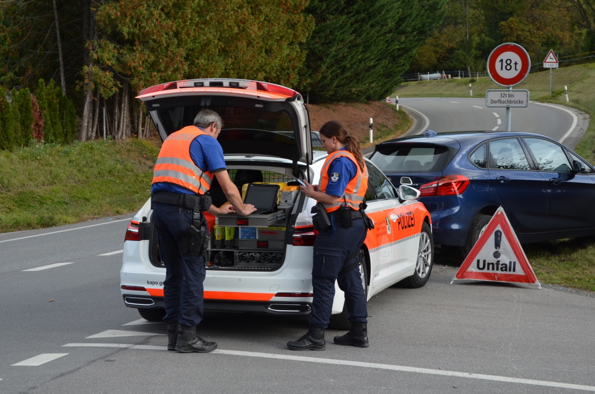 Polizeieinsatzkräfte auf einer Unfallstelle nehmen den Tatbestand direkt via Convertible sowie Mobilephone auf