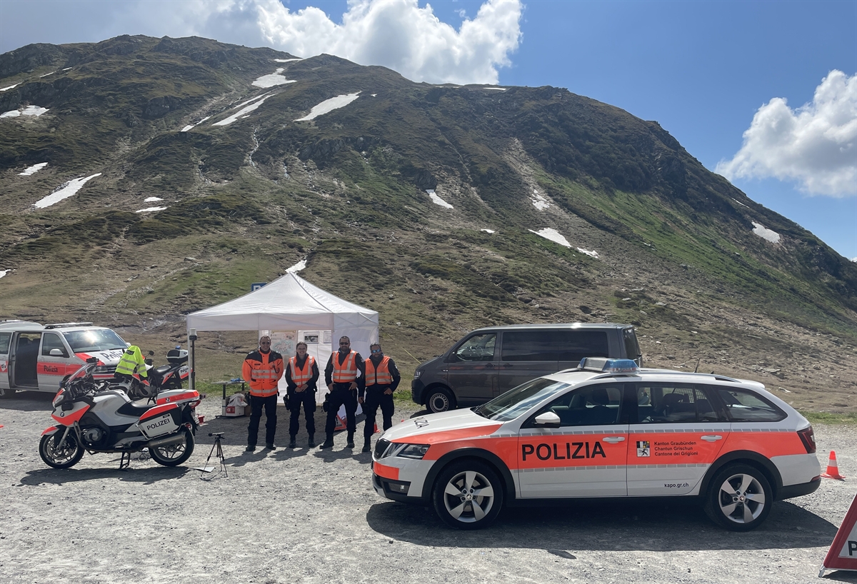 Polizisten stehen beim Zeltunterstand bereit