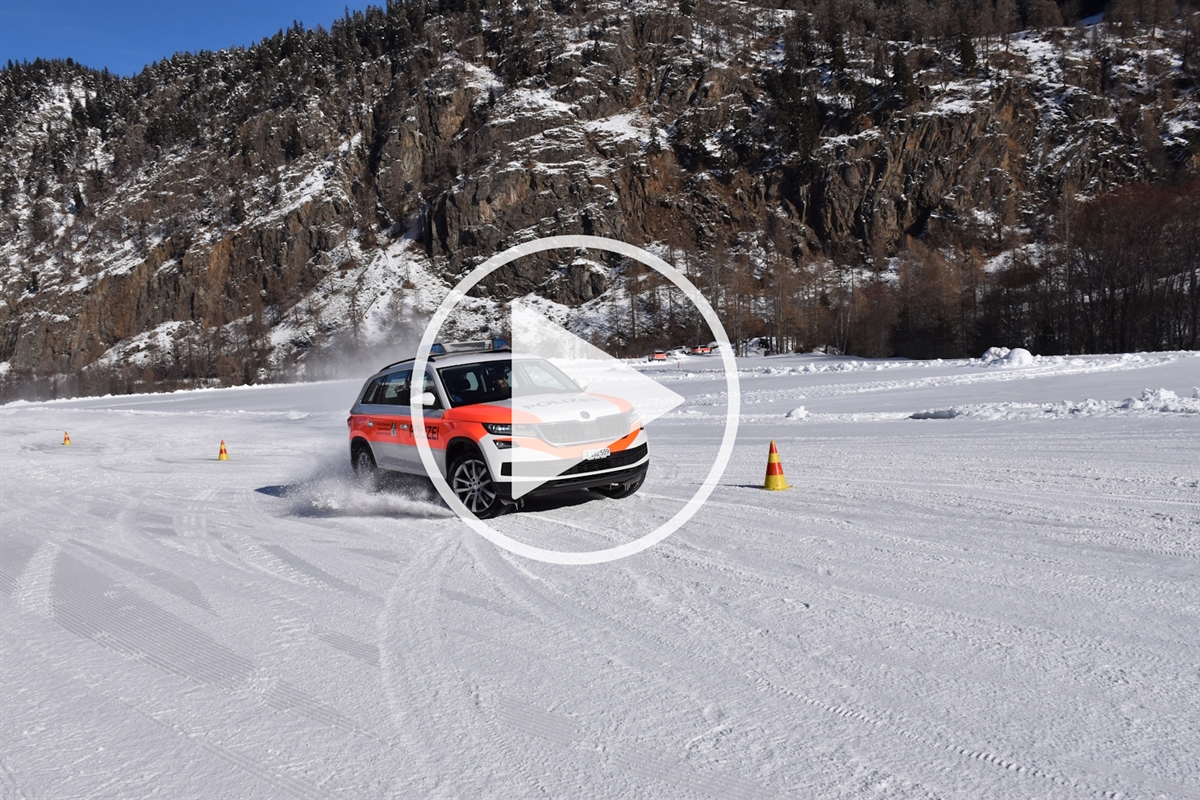 Ein Polizeiauto auf dem verschneiten Übungsgelände.