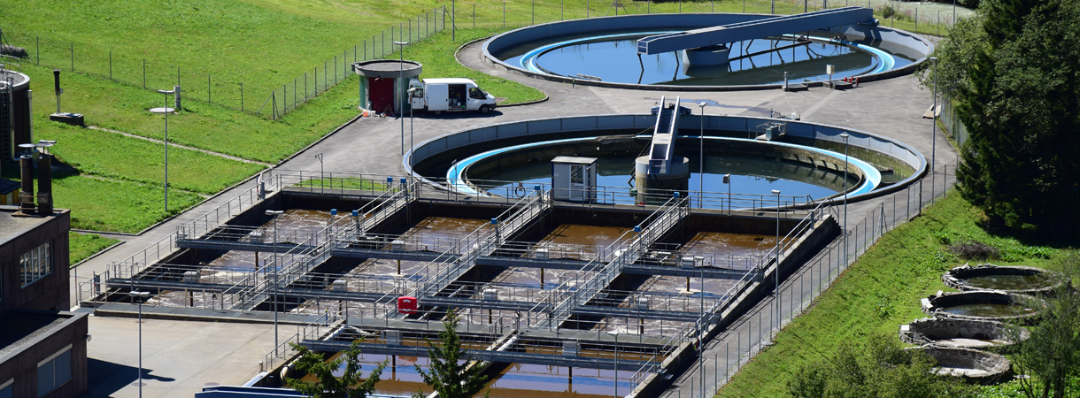 Öffentliche Abwasserreinigungsanlage aus der Vogelperspektive