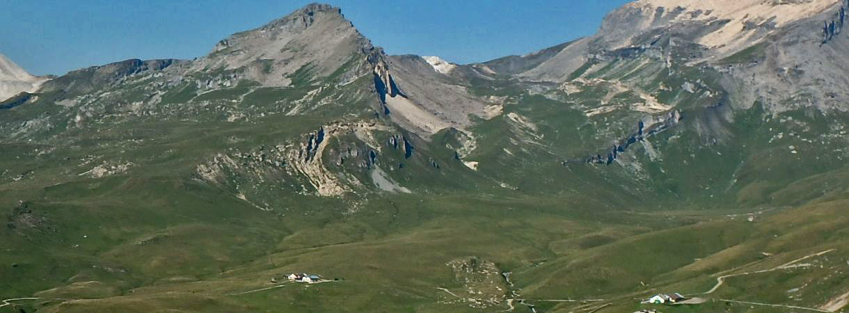 Moorlandschaft Alp Anarosa mit den Gebäuden von Alp Curtginatsch und Alp Nurdagn