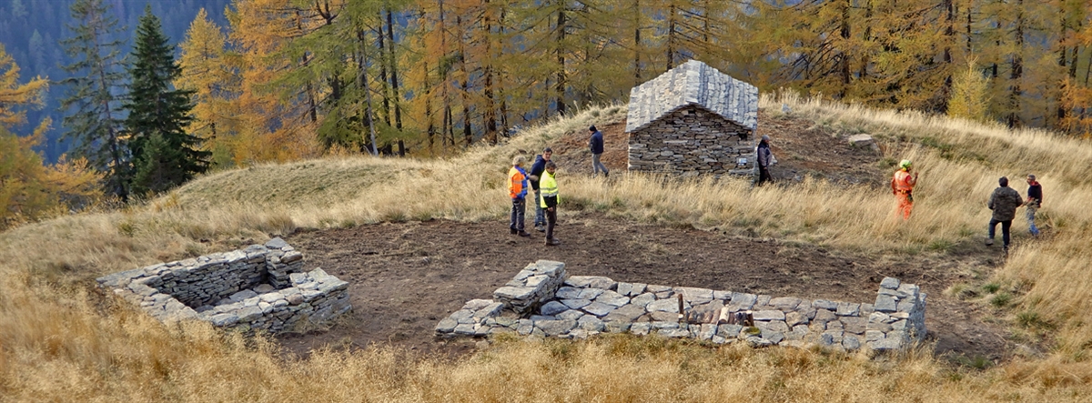 Traditionelles Alpgebäude und Überreste von Bauten Alp de la Bedoleta in Rossa