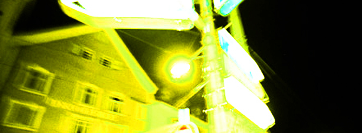Hell leuchtende Strassenbeleuchtung