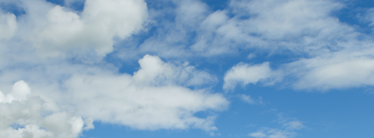 Sommerwolken am blauen Himmel
