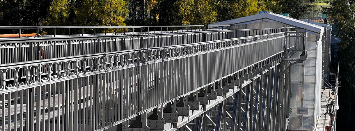 Brücke mit Metallgeländer