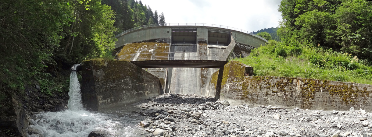 Im Safiental kann man unterhalb der Siedlung Egschi die imposante  Staumauer des Egschi-Stausees bewundern. Links im Bild ist e