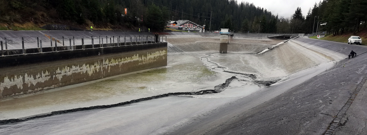 Geleertes und gespültes Staubecken eines Wasserkraftwerks