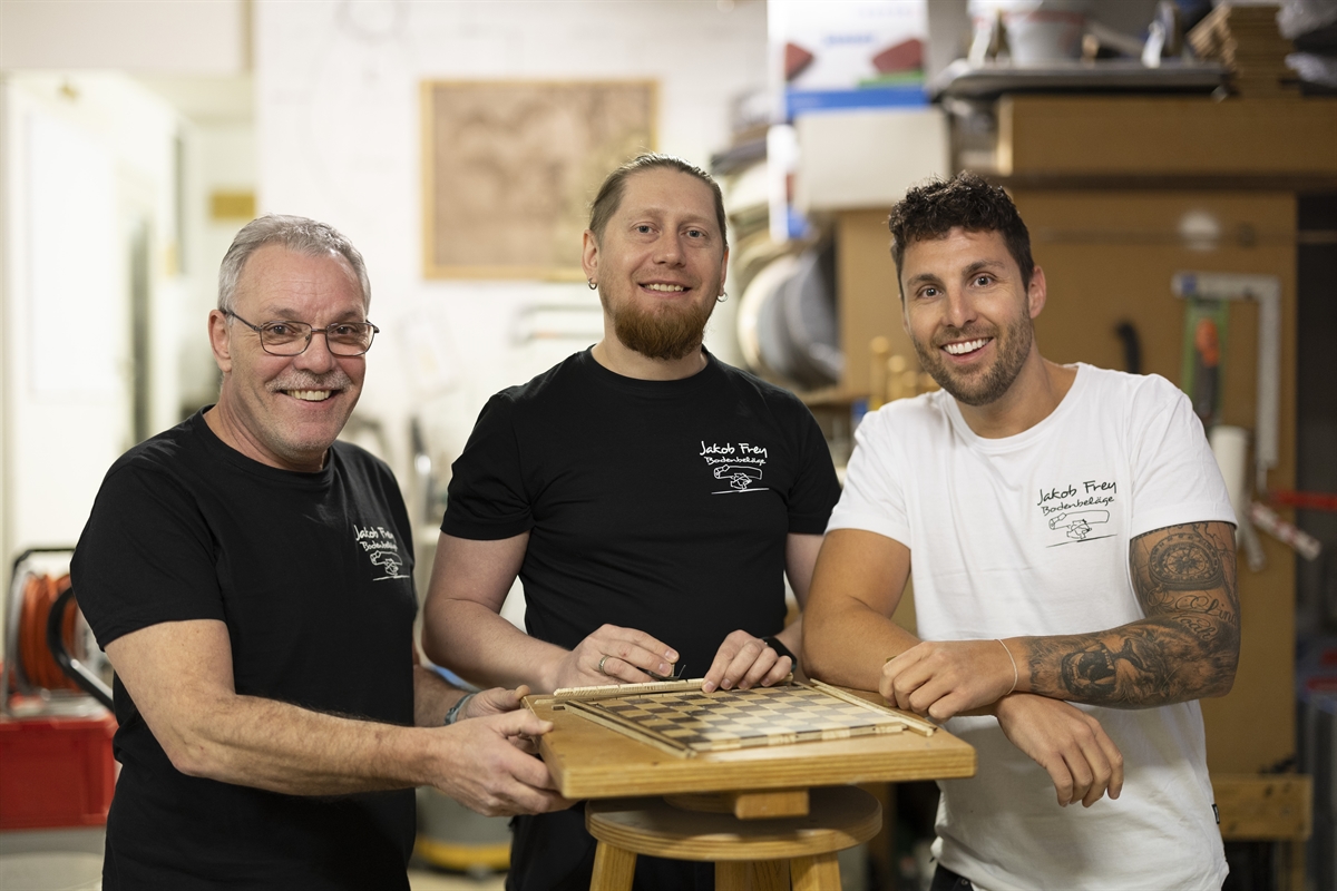 Bodenleger Team mit Herz: Jacob «Köbi» Frey, Artem Karpanov, Keven Frey (von links).